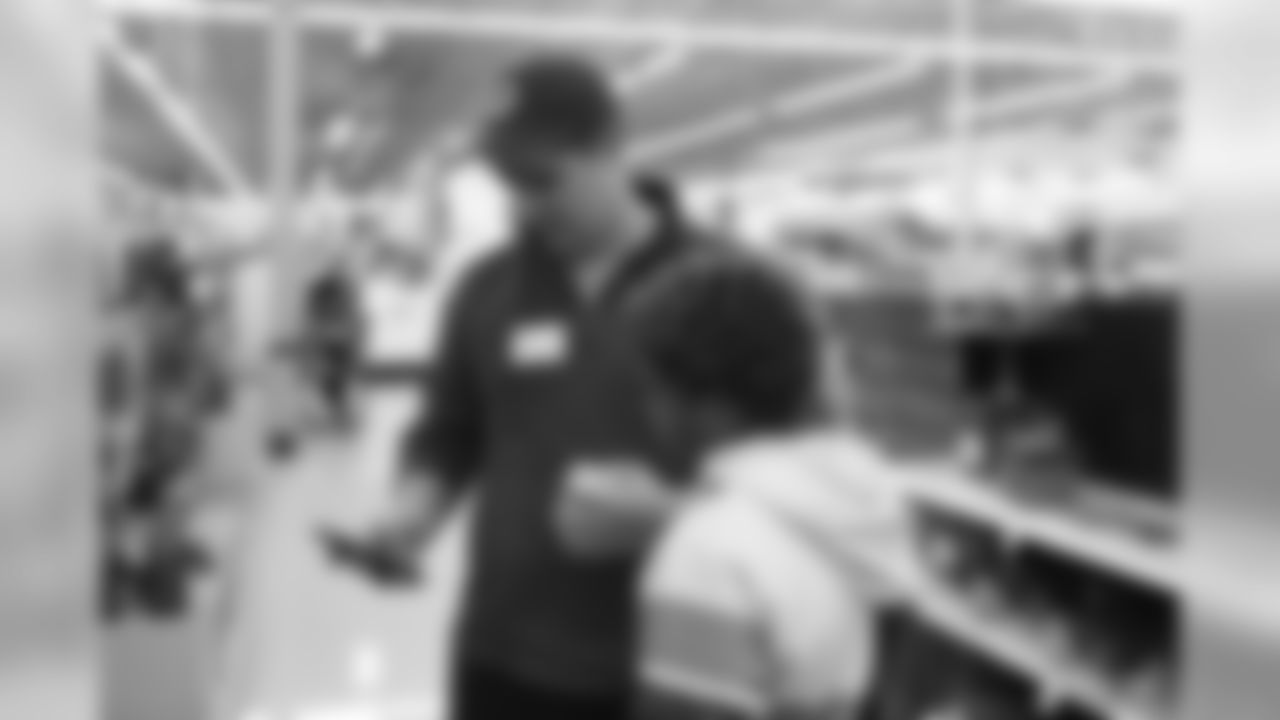 2019_1209_ShopWithColt_0337