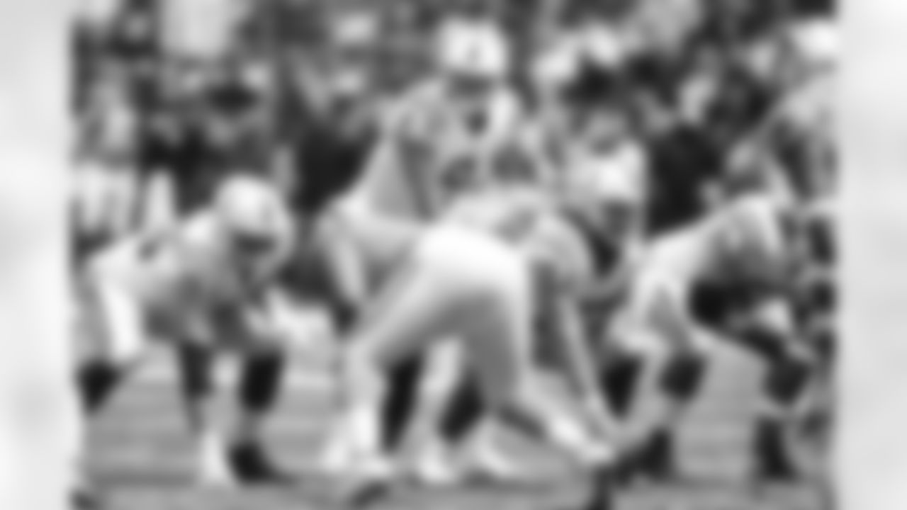 75 G Will Fries, #9 QB Jacob Eason, #68 C Joey Hunt