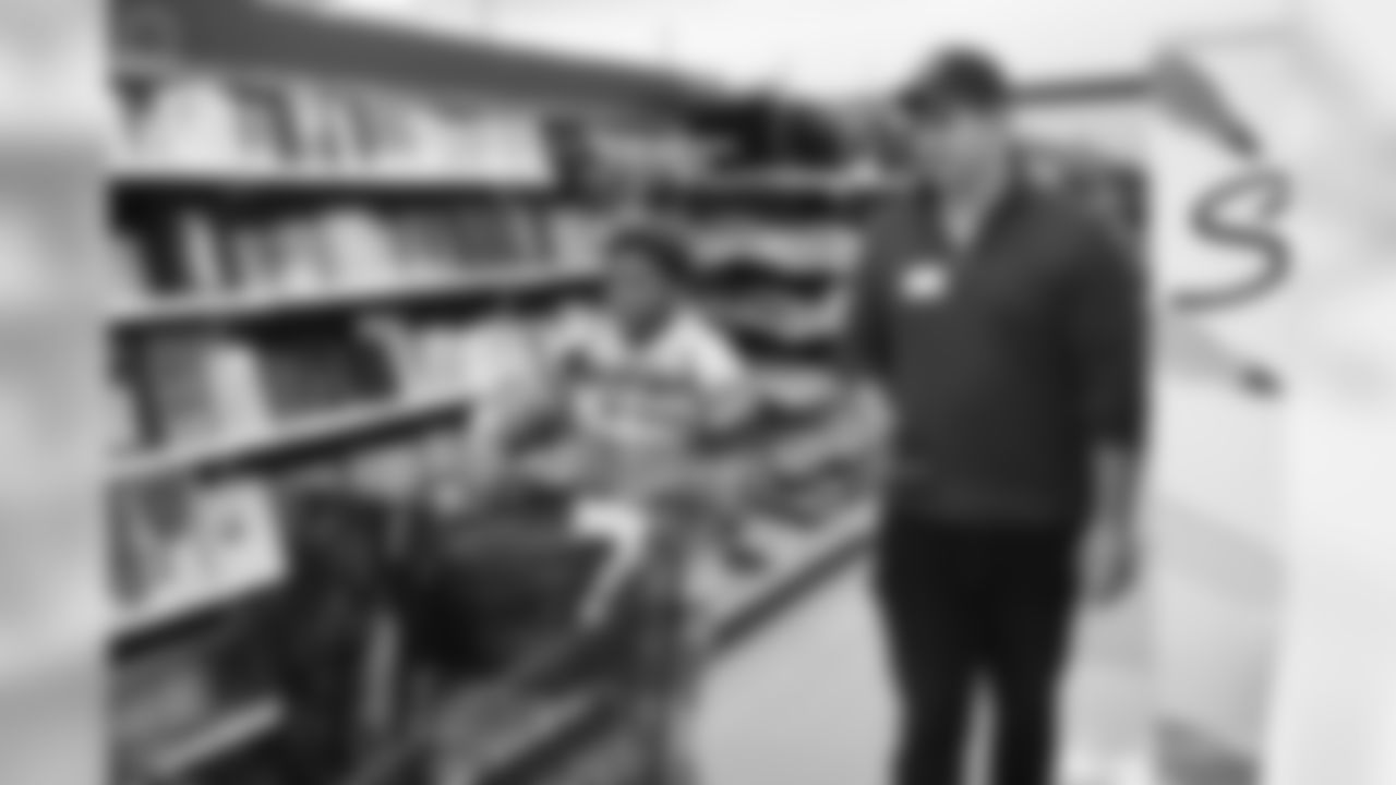 2019_1209_ShopWithColt_0376