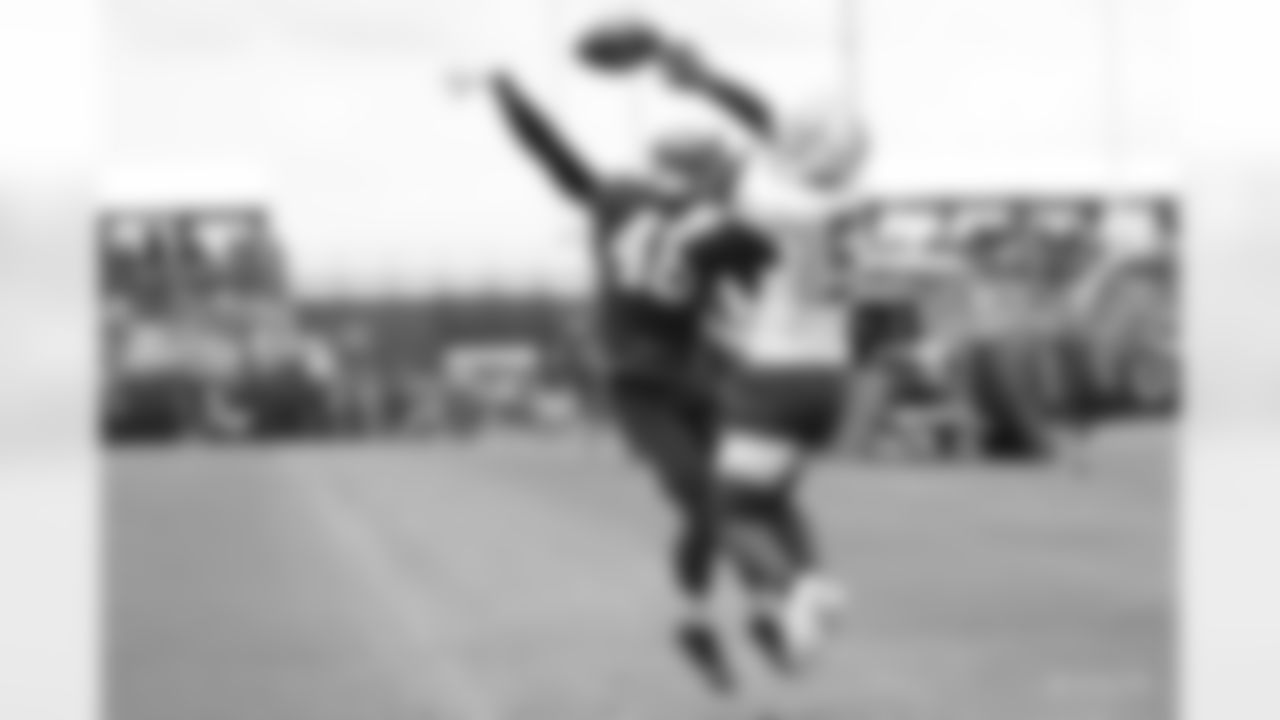 48 S Nick Nelson, #5 WR Quartney Davis
