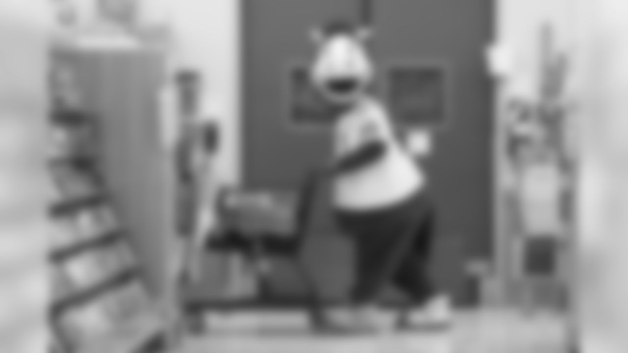 2018_1210_ShopWithAColt0438