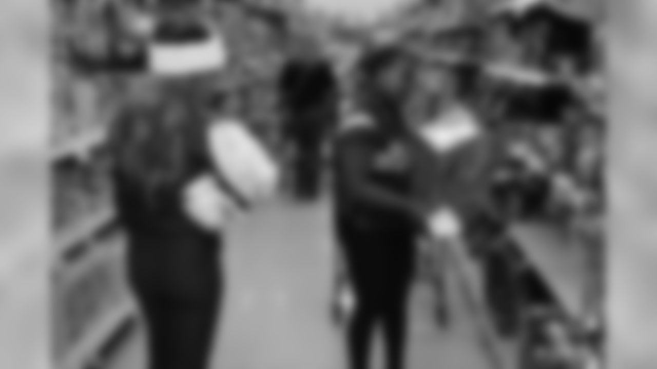 2019_1209_ShopWithColt_0205