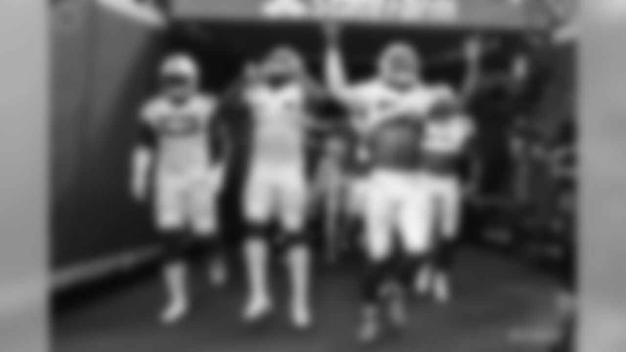 50 middle linebacker Anthony Walker