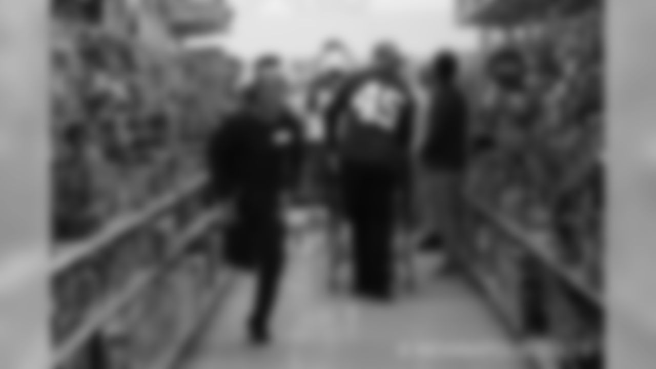 2018_1210_ShopWithAColt0239