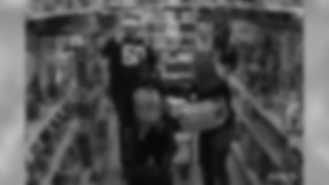 2019_1209_ShopWithColt_0281