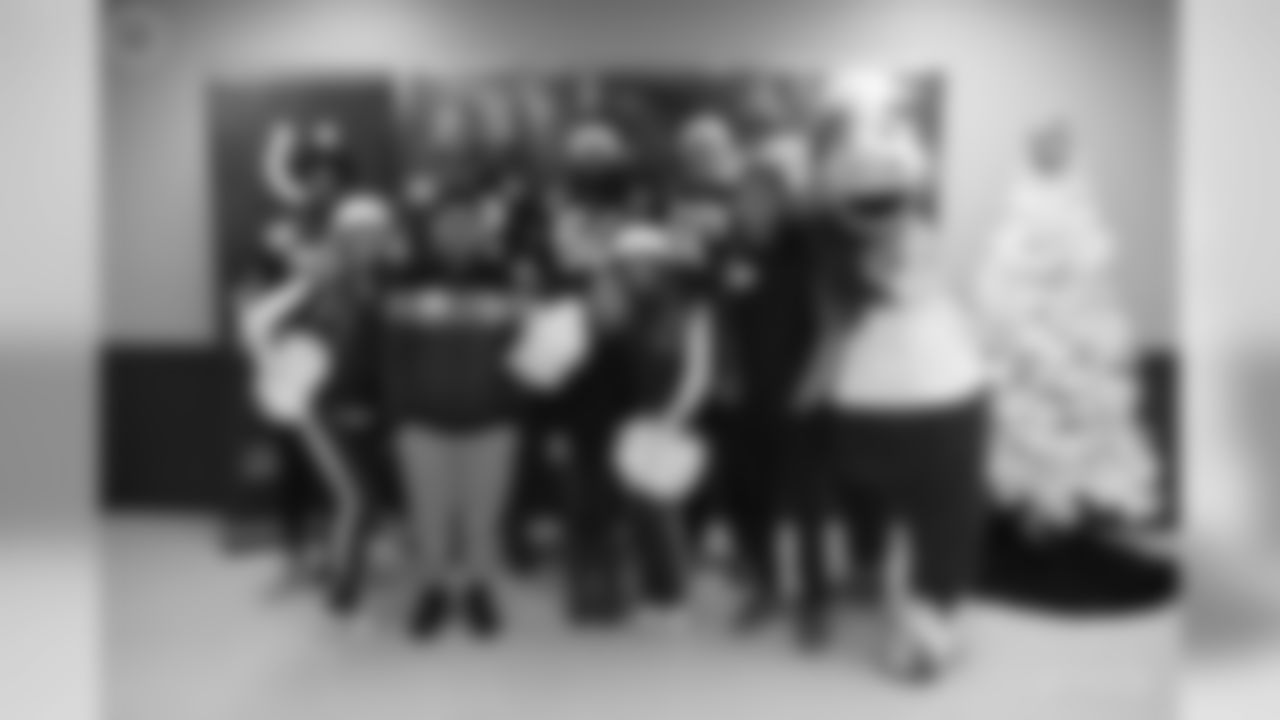 2019_1209_ShopWithColt_0132