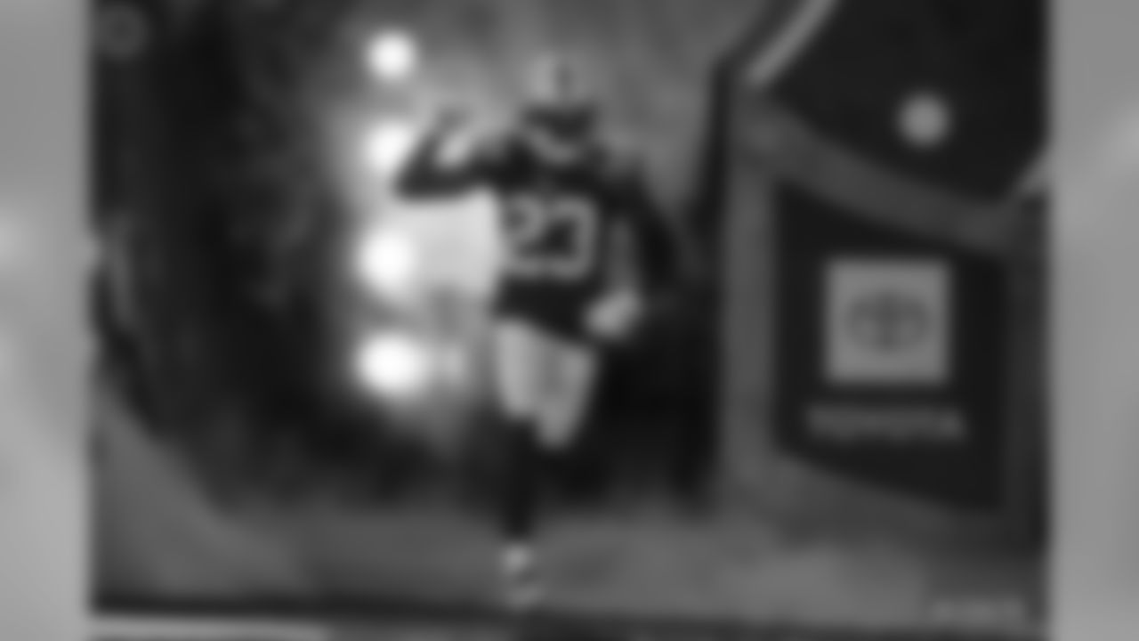 23 cornerback end Kenny Moore II
