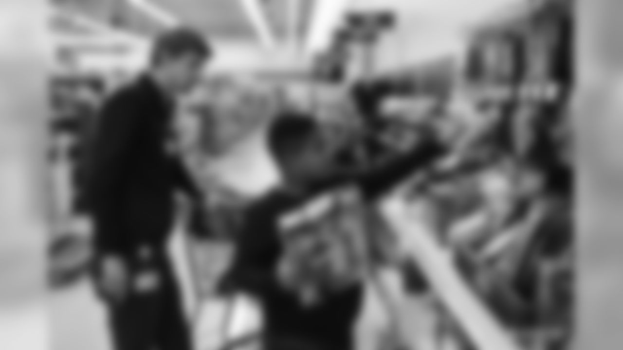 2019_1209_ShopWithColt_0312