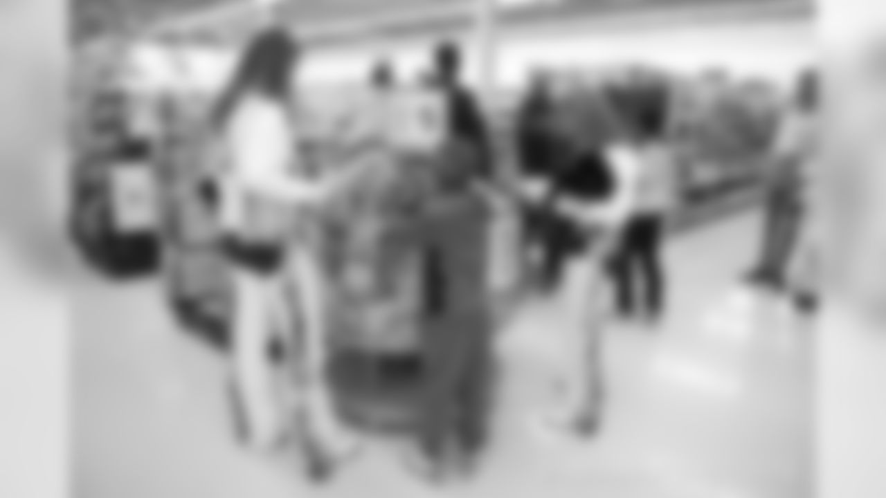 2018_1210_ShopWithAColt0346