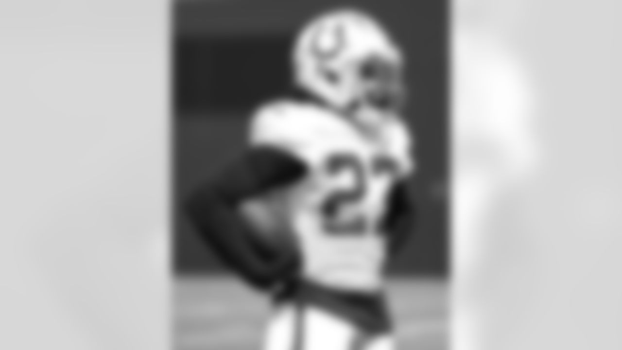 23 CB Kenny Moore II
