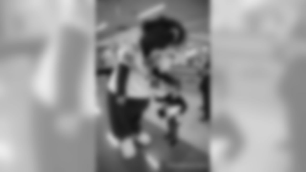 2018_1217_RileyCaroling0150