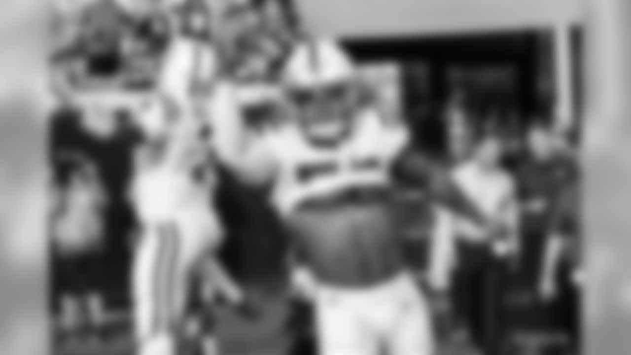 50 middle linebacker Anthony Walker