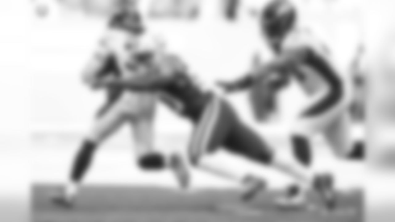 50 middle linebacker Anthony Walker
