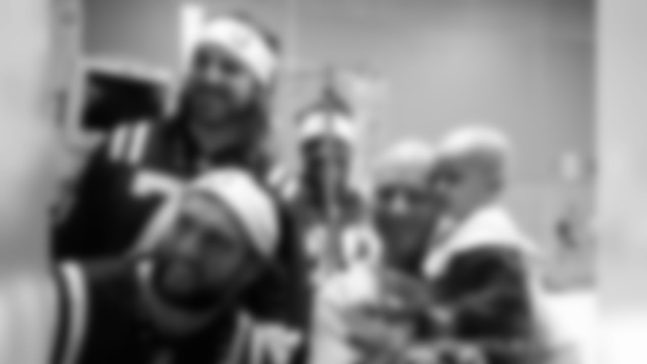 2018_1217_RileyCaroling0454