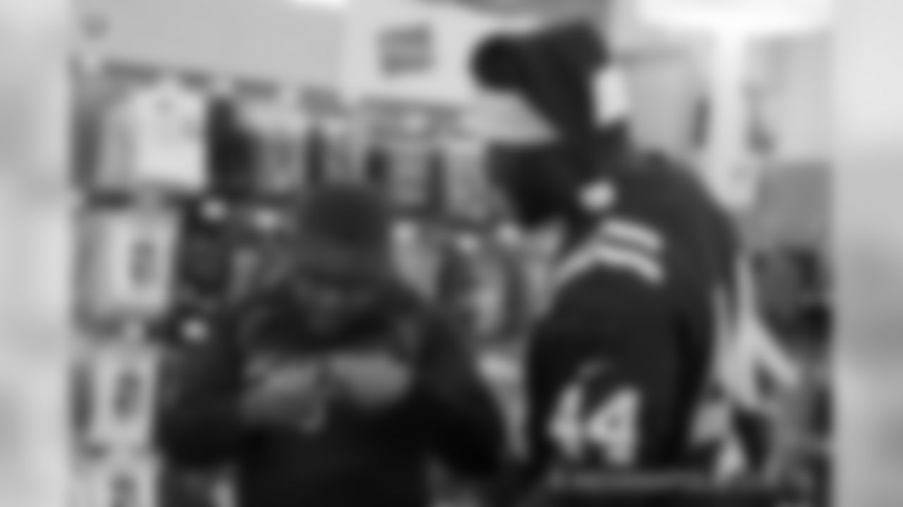 2018_1210_ShopWithAColt0245