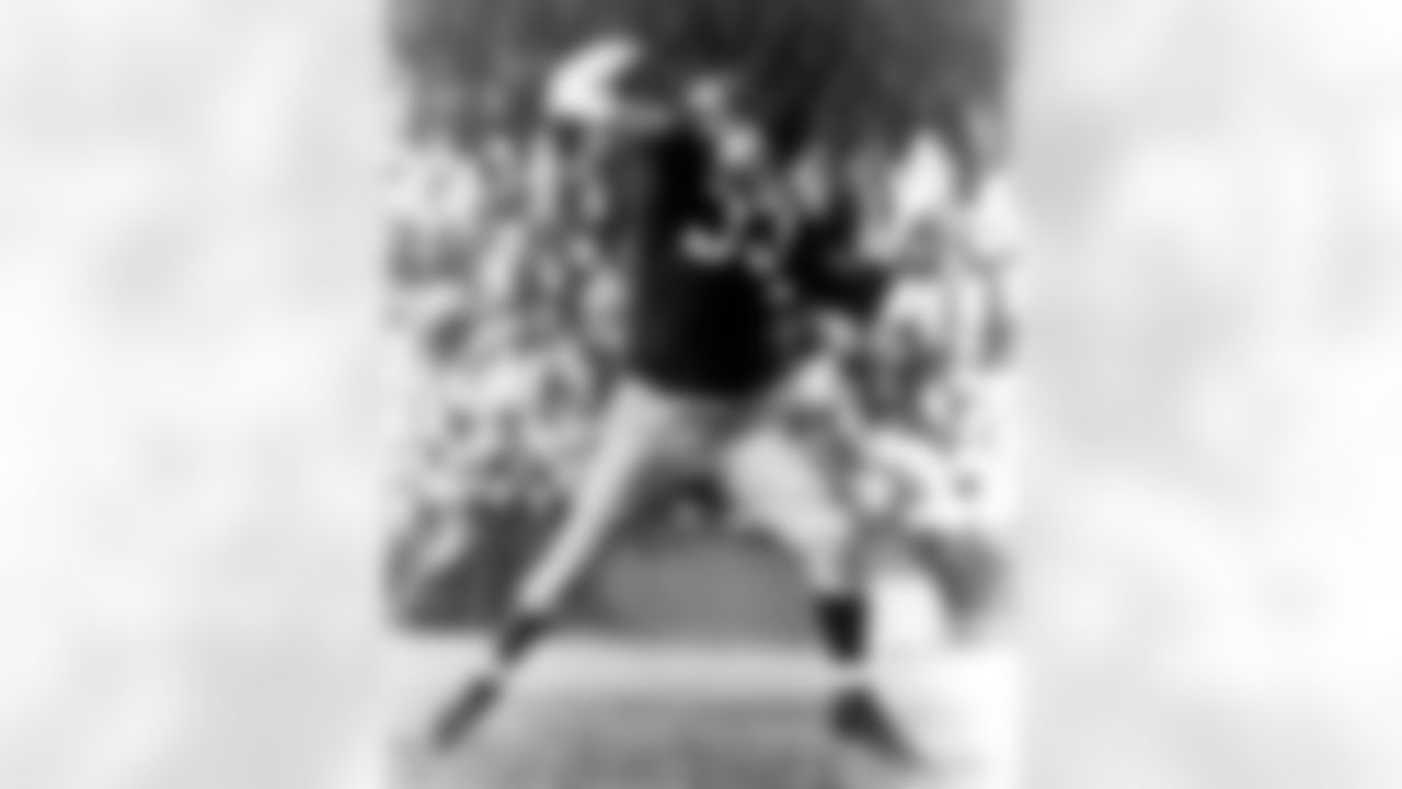 1941 - Hall of Fame quarterback Sammy Baugh of the Washington Redskins throws a pass in a game, circa 1940s. (Pro Football Hall of Fame via AP Images)