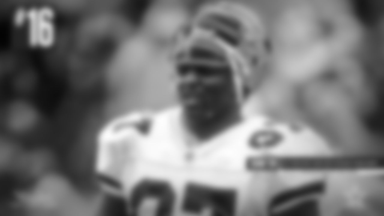 16. Jimmie Jones (1990) – Picked in the third round out of Miami, Jones joined a team and staff full of former Hurricanes. And he fit in right in. Although he was just a rotational player, he recorded 7.5 sacks during his rookie season – most in franchise history by a defensive tackle.