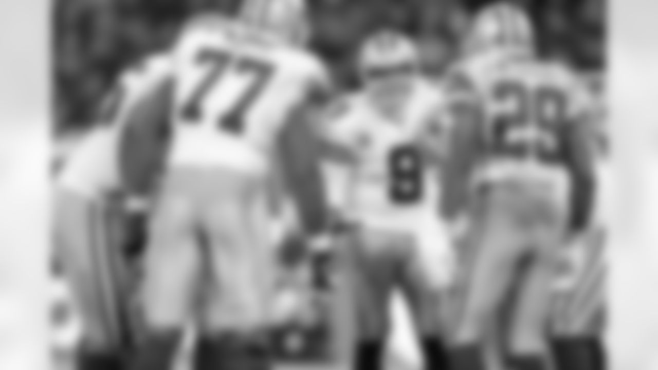 london_offense_huddle_dal_jax_quickies197.jpg