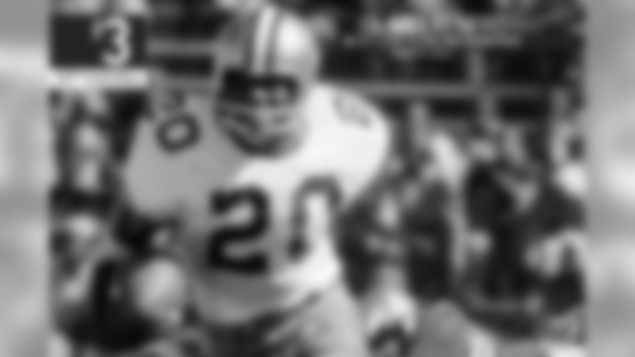 Mel Renfro – Making five Pro Bowls at one position is a great accomplishment for any player. Doing it twice at two positions is even greater. Renfro split his 10 Pro Bowls as both a corner and safety, showcasing the versatility the Cowboys got at No. 17 with Renfro, who was also a great basketball star coming out of college in Oregon.