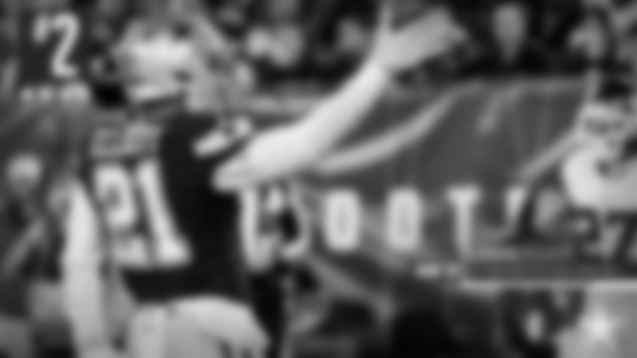 2. Ezekiel Elliott - Zeke posted his fifth 100-yard game of the season, totaling 139 yards. He didn't find the end zone and didn't catch a pass out of the backfield, but Elliott are his presence felt all night, averaging 6.0 yards per carry. When the Cowboys needed to keep the chains moving, Zeke had some big runs, proving once again just how valuable he can be for this offense, even if he's not scoring touchdowns or making highlight runs.