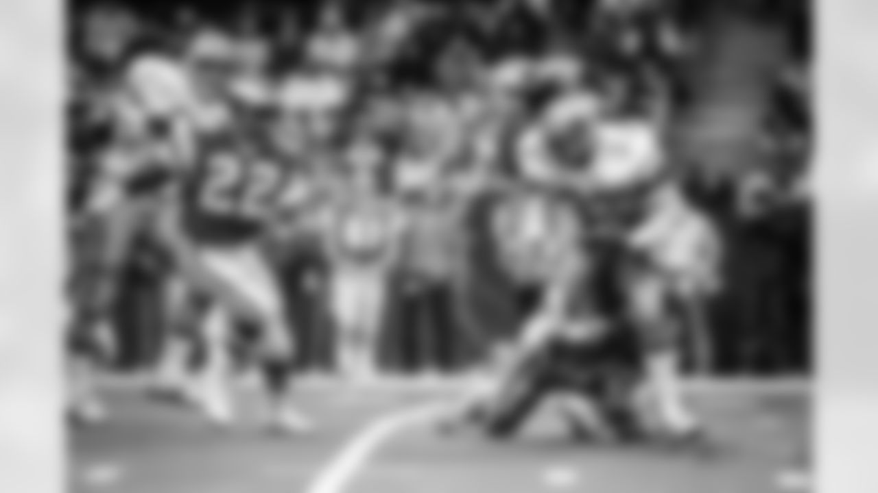 Tony Dorsett (33) of the Dallas Cowboys tries to break a tackle by the Philadelphia Eagles at Texas Stadium, Sunday, Dec. 27, 1982, Irving, Tex. The Cowboys were only able to rush for 109 yards, with Dorsett gaining 69 of those yards on 24 carries. The Cowboys lost 24-20 to the Eagles, but will still host a first round play-off game in the National Conference January 8 or January 9. (AP Photo)