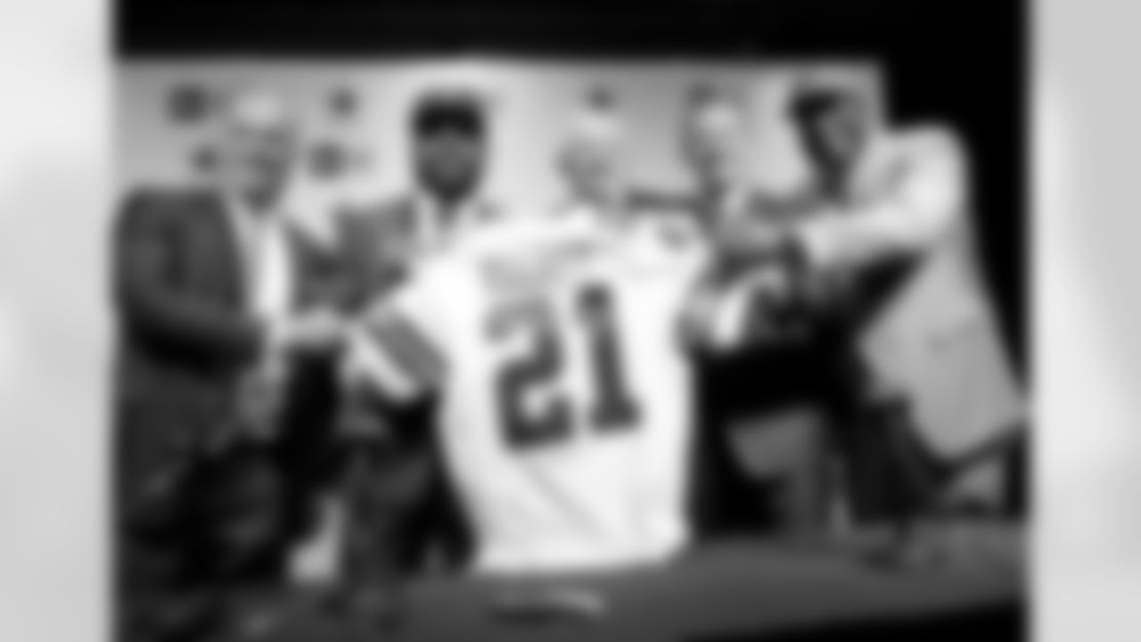 Dallas Cowboys NFL football first-round draft pick Ezekiel Elliott, second from left, poses for photos with his new jersey and director of player personnel Stephen Jones, left, team owner Jerry Jones, center, head coach Jason Garrett, second from right, and Ezekiel's dad Stacy Elliott, right, after a news conference at the team's training facility, Friday, April 29, 2016, in Irving, Texas. (James D Smith via AP)