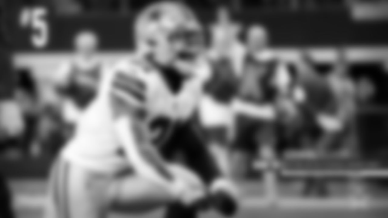 5. Ezekiel Elliott
Zeke proved that he could still be a premier running back in the NFL last season with his fourth 1,000-yard season in six years, scoring 12 total touchdowns and racking up nearly 300 receiving yards. While Tony Pollard has shown he is a capable back as well, Dallas now has one of the better running back duos in the league. That will be something they lean in their quest to conquer the NFC East again.