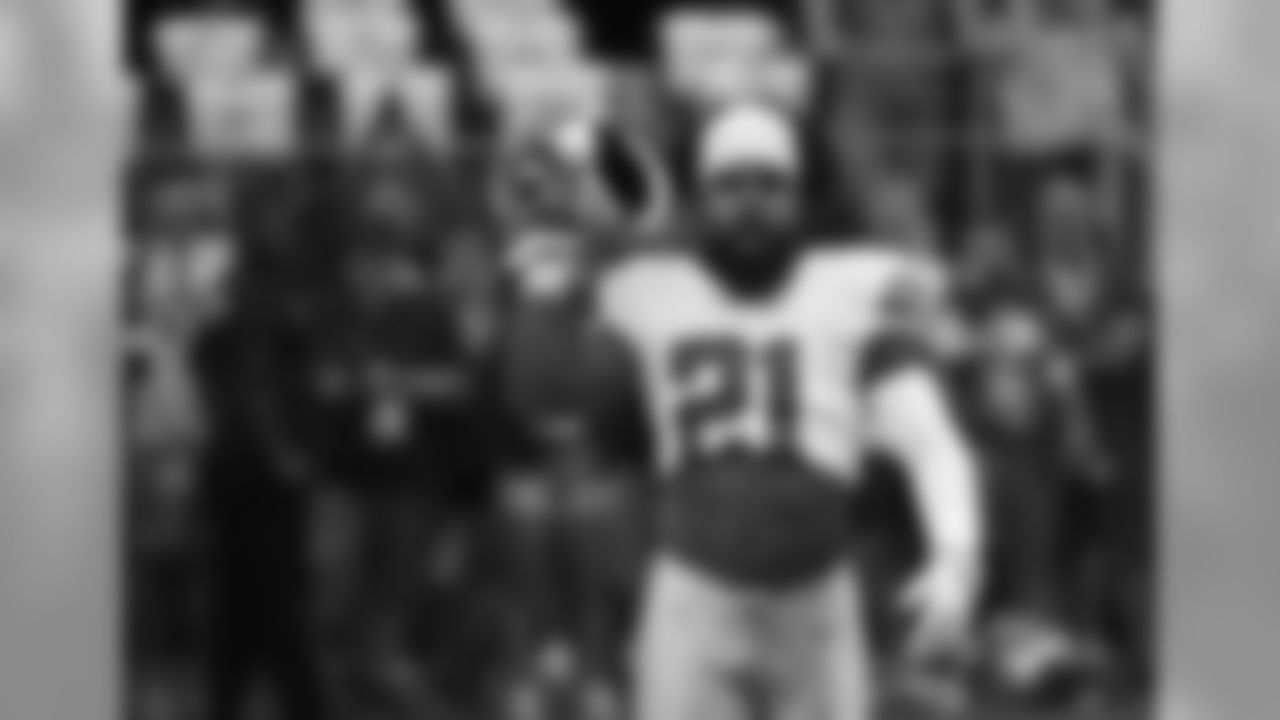 Dallas Cowboys' Ezekiel Elliott (21) walks along the sideline before a NFL football game against the New York Giants in Arlington, Texas, Sunday, Sept. 8, 2019. (AP Photo/Ron Jenkins)