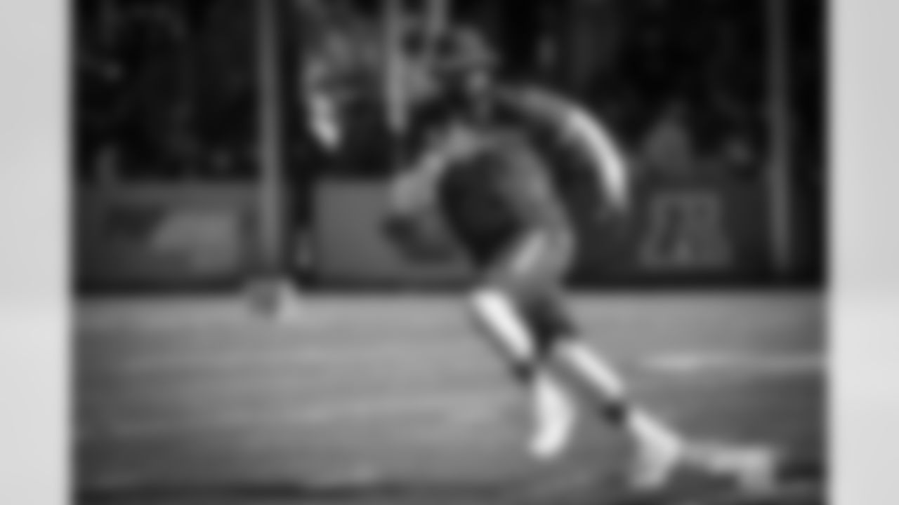 20170126_probowl_ezekiel_elliott_selects_jj28640.jpg