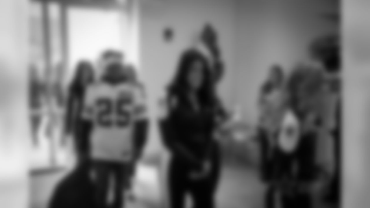 20161205_dal_childrens_hospital_visit10.jpg