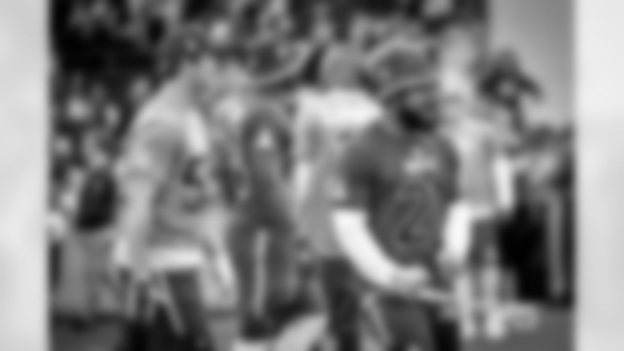 20170127_probowl_ezekiel_elliott_sean_lee_selects_jj29130.jpg
