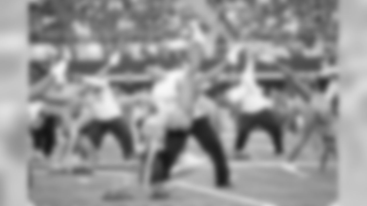 temp20141005_DAL_cheers_BCA_halftime74.jpg
