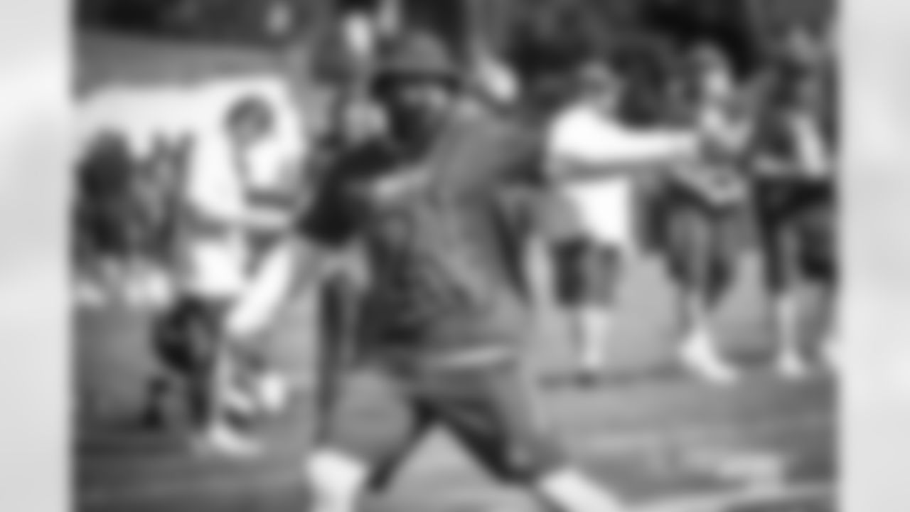20170126_probowl_ezekiel_elliott_and_sean_lee_selects_jj28616.jpg