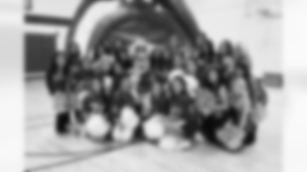 rowdy_photo_-_team_of_the_week_-_eagles_cheer_and_dance_team_2014_0.jpg