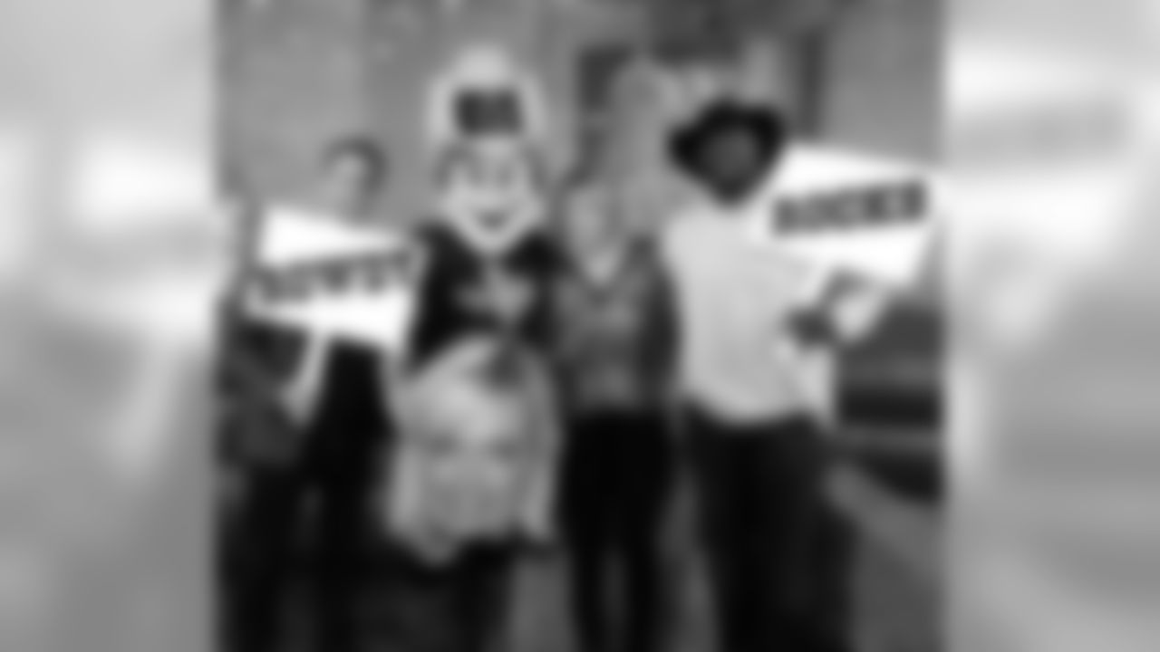 rowdy_photo_-_rowdy_rocks_signs_with_sportsnation_cast_2015_0.jpg