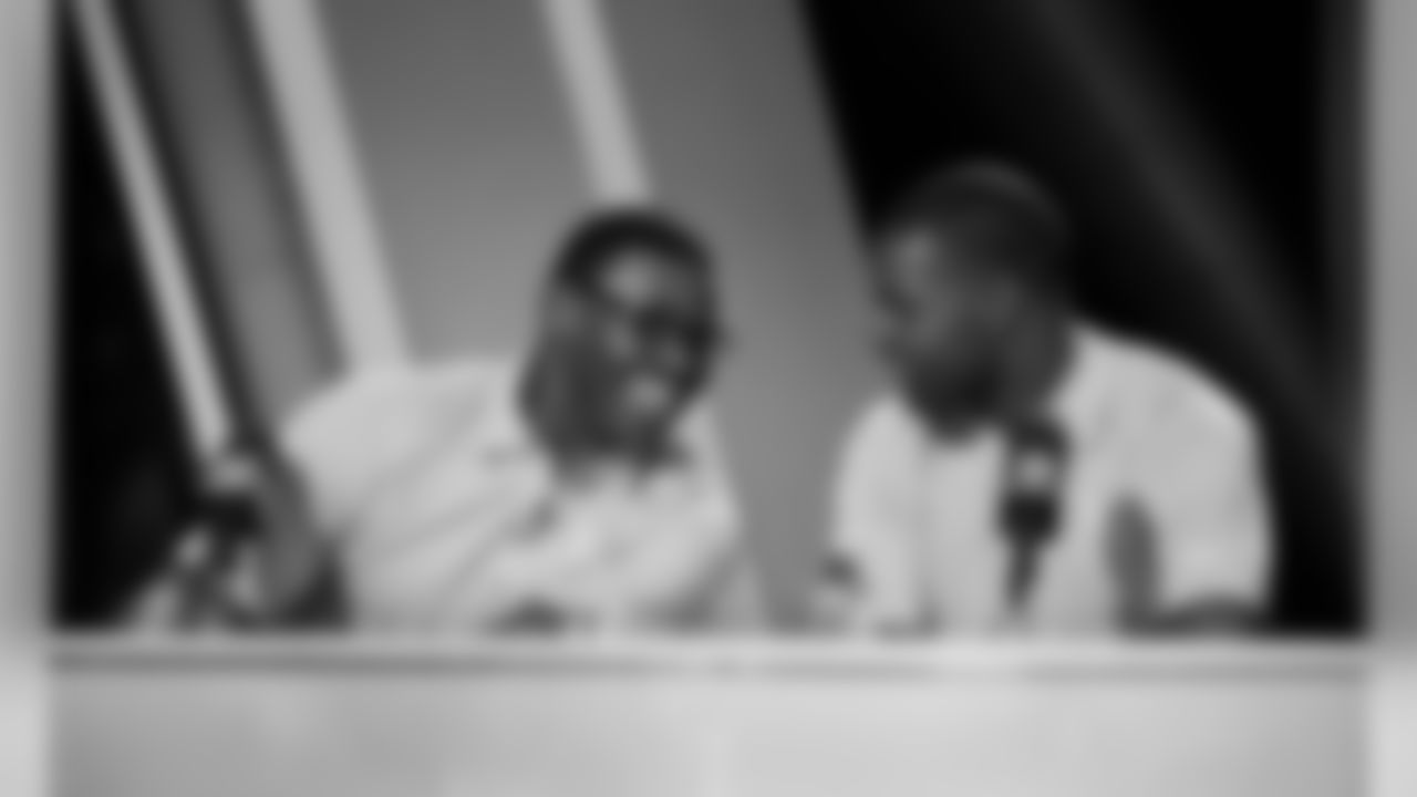 Michael Irvin, left, talks to Dallas Cowboys' DeMarco Murray during the Pro Bowl draft Wednesday, Jan. 21, 2015, in Phoenix. (AP Photo/David J. Phillip)