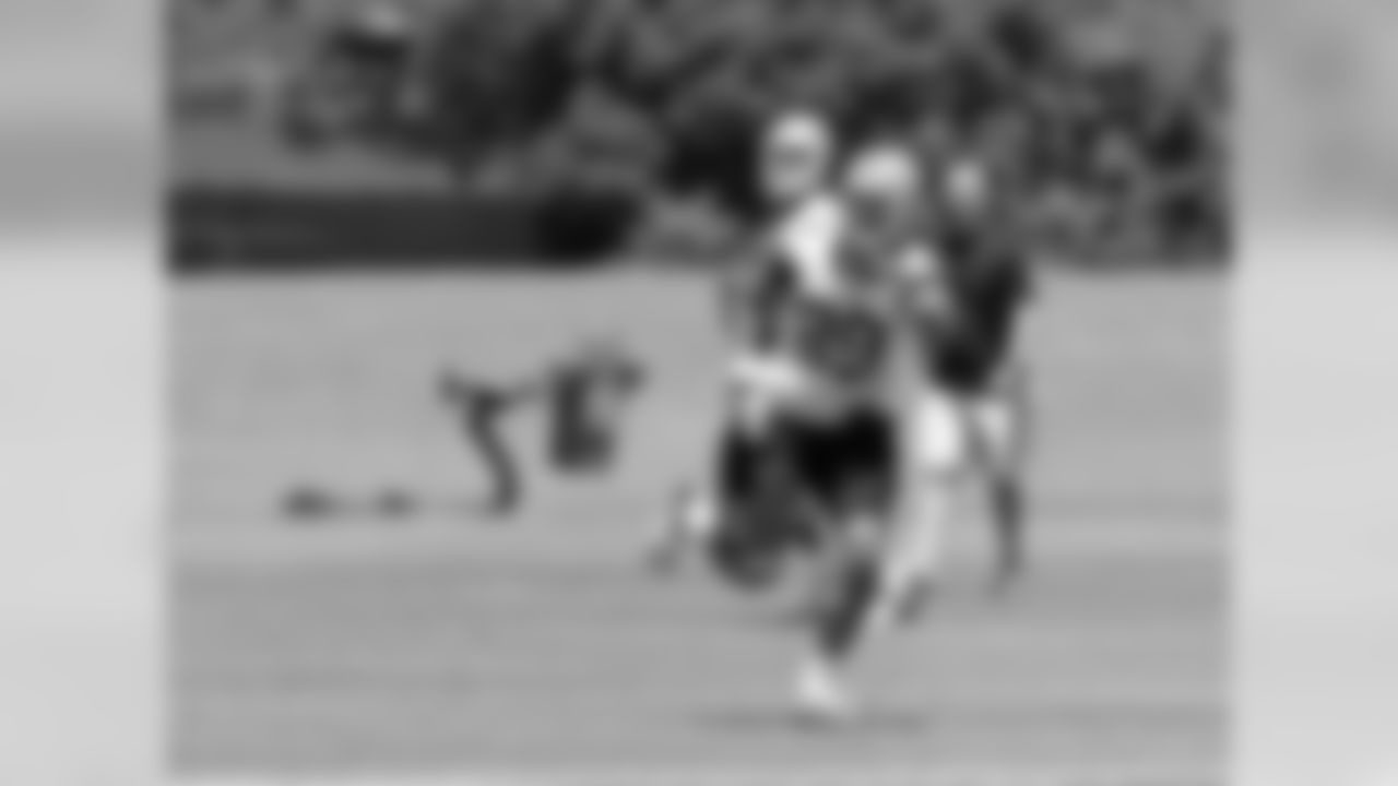 Gavin Escobar prepares to make a one-handed catch.