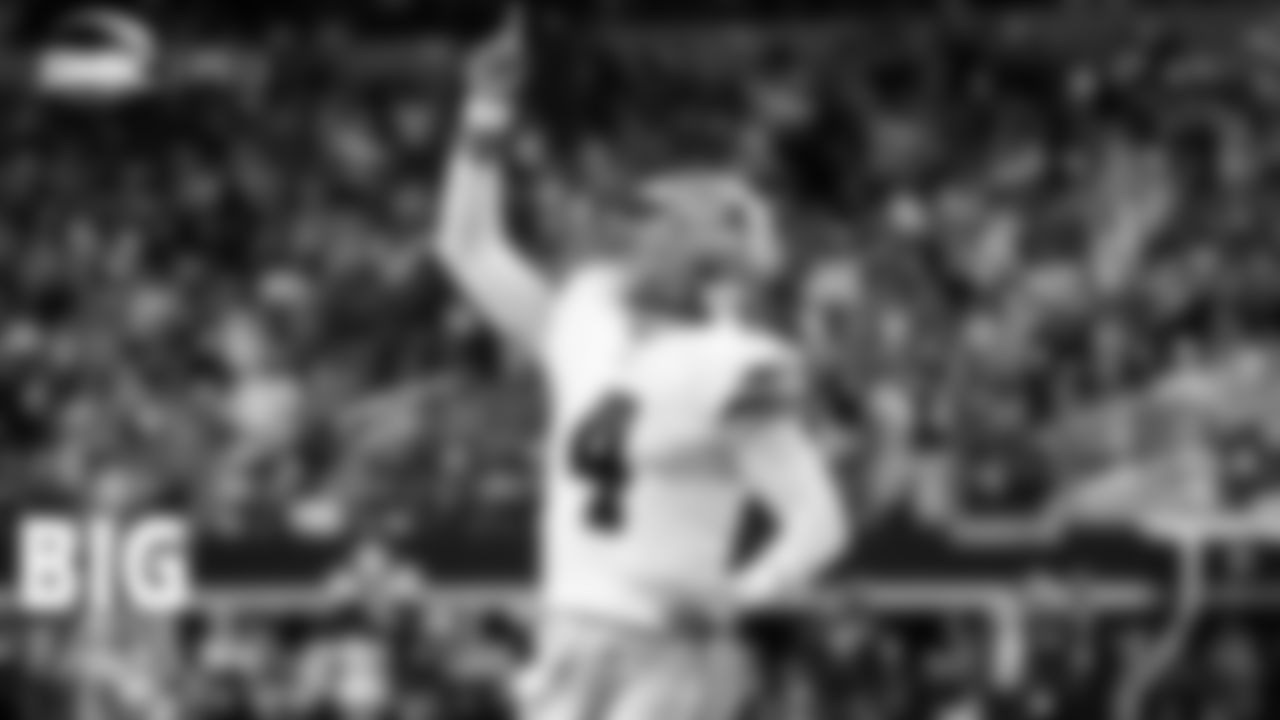 Top 10 Gunslingers
Both Kyler Murray and Dak Prescott are well represented in the NFL's top-10 of major passing categories. They're each near the top of the list in completion percentage, passing yardage, passer rating, touchdowns, and winning percentage. However, Prescott has been playing much better than Murray as of late as he had as many touchdowns passing in the first half against Washington (4) as Murray has tallied over his last five games.