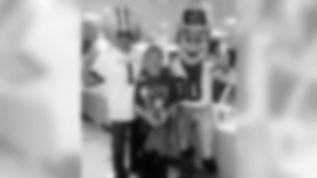 rowdy_photo_-_pink_with_wrecking_ball_and_lady_at_mall_2014_0.jpg