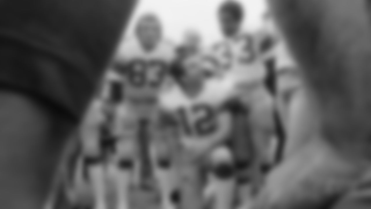 Dallas Cowboys Roger Staubach smiles up at Tony Dorsett during photo session, Jan. 11, 1978 for Super Bowl XII. Golden Richards (83) completes the picture. (AP Photo)