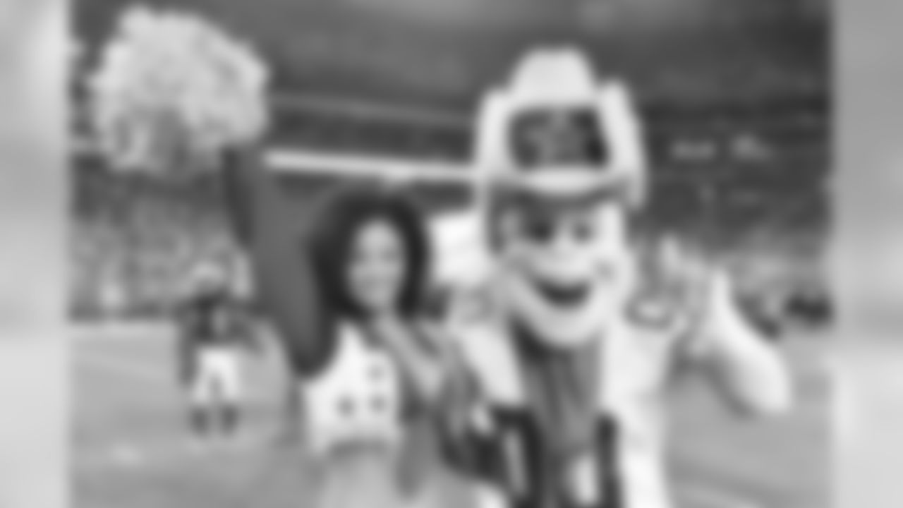 rowdy_photo_-_pro_bowl_with_nicole_2015_0.jpg