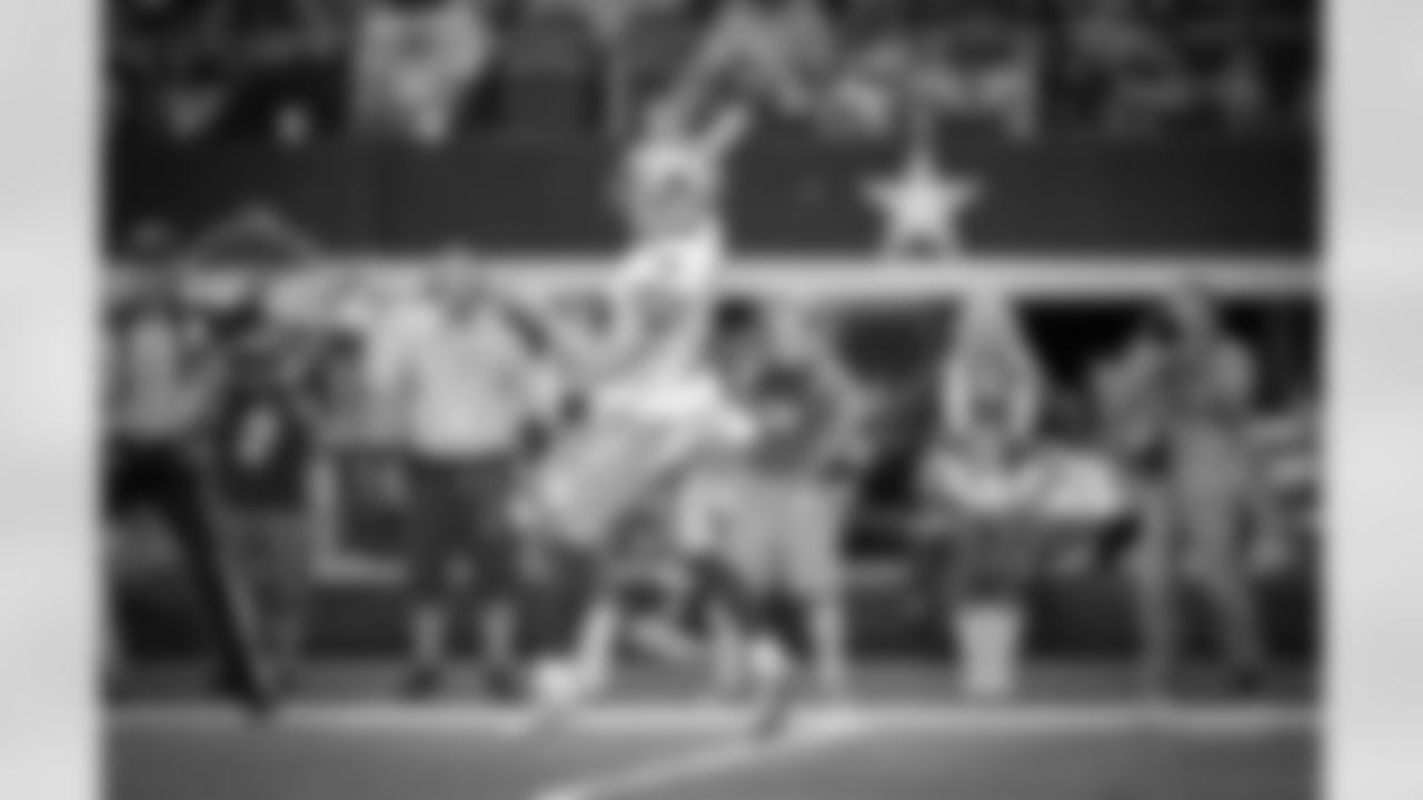 20161030_dal_cole_beasley05.jpg