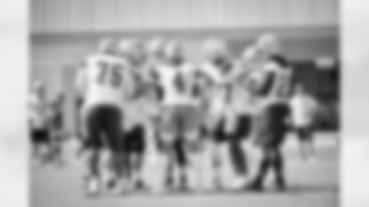 20180605_otas_offense_huddle_selects_jj_98336.jpg