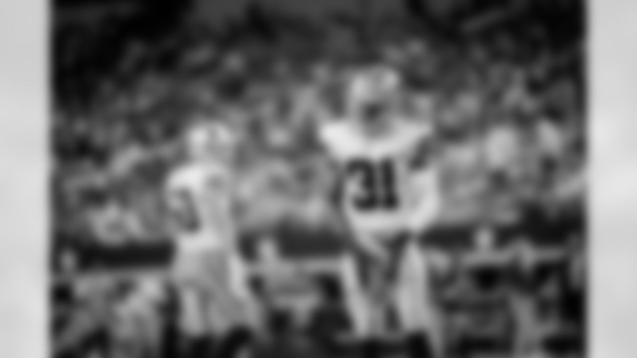 d-20170910_dal_byron_jones_selects_jj42359.jpg