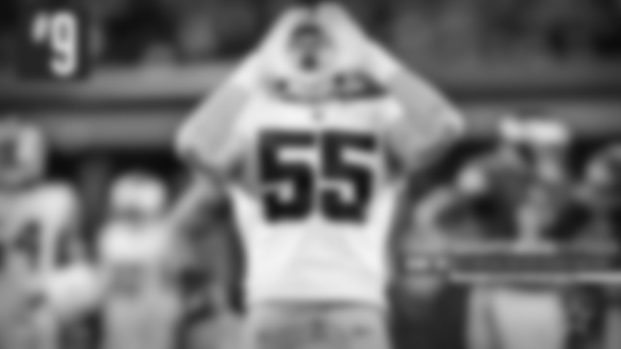 9. Leighton Vander Esch (2018) – Although the first-round pick got off to a rather quiet start, LVE took full advantage of an injury to Sean Lee that gave him more playing time. With that, Vander Esch recorded the most tackles by a rookie in franchise history with 176, the fourth-most by any player in team history. He was named to the Pro Bowl and an All-Pro.