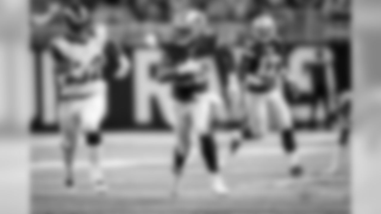 Dallas Cowboys running back DeMarco Murray (29) runs for 44 yards on a third quarter play during an NFL football game against the St. Louis Rams on Sunday, September 21, 2014 at Edwards Jones Dome in St. Louis, Missouri. The Cowboys defeated the Rams, 34-31. (AP Photo/James D Smith)