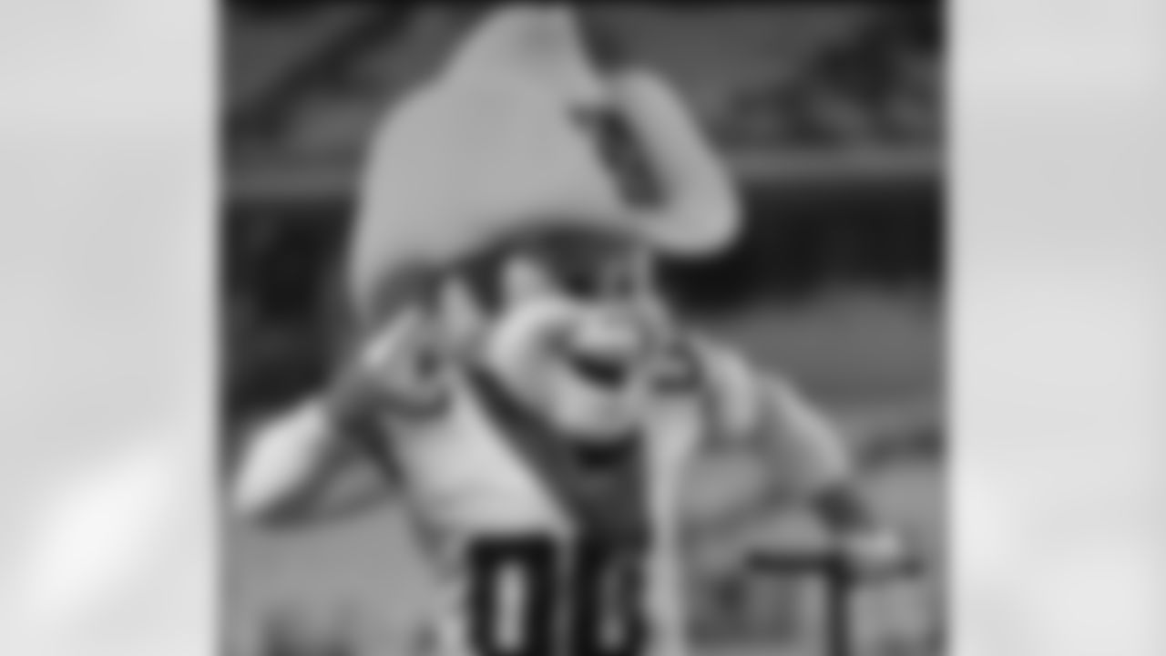 rowdy_photo_-_i_cant_hear_you_on_bennche_during_intro_2014_0.png