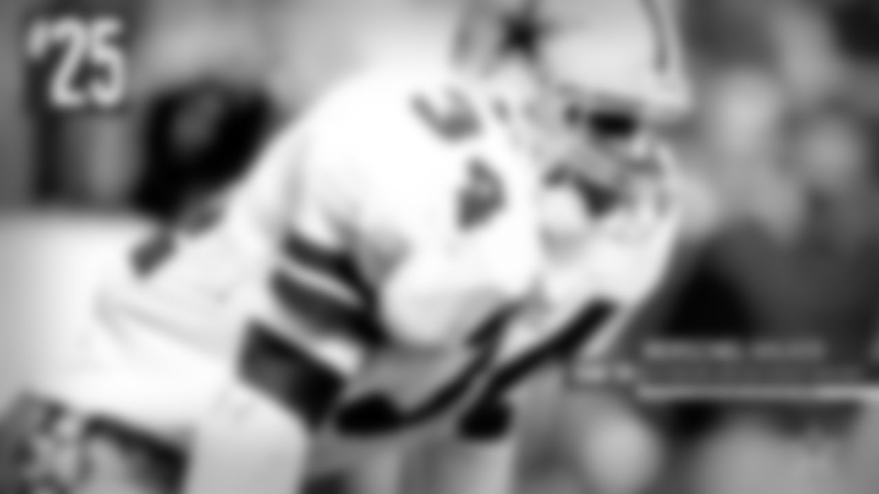 25. Herschel Walker (1986) – The reason he's so low on this list is not for his production, but more of his status. Walker certainly wasn't straight out of college when he got to the Cowboys in 1986, having spent three full seasons as a star tailback in the USFL, where he totaled over 5,550 rushing yards. So in 1986, he was more than polished, but still produced 1,574 combined yards with 14 touchdowns.