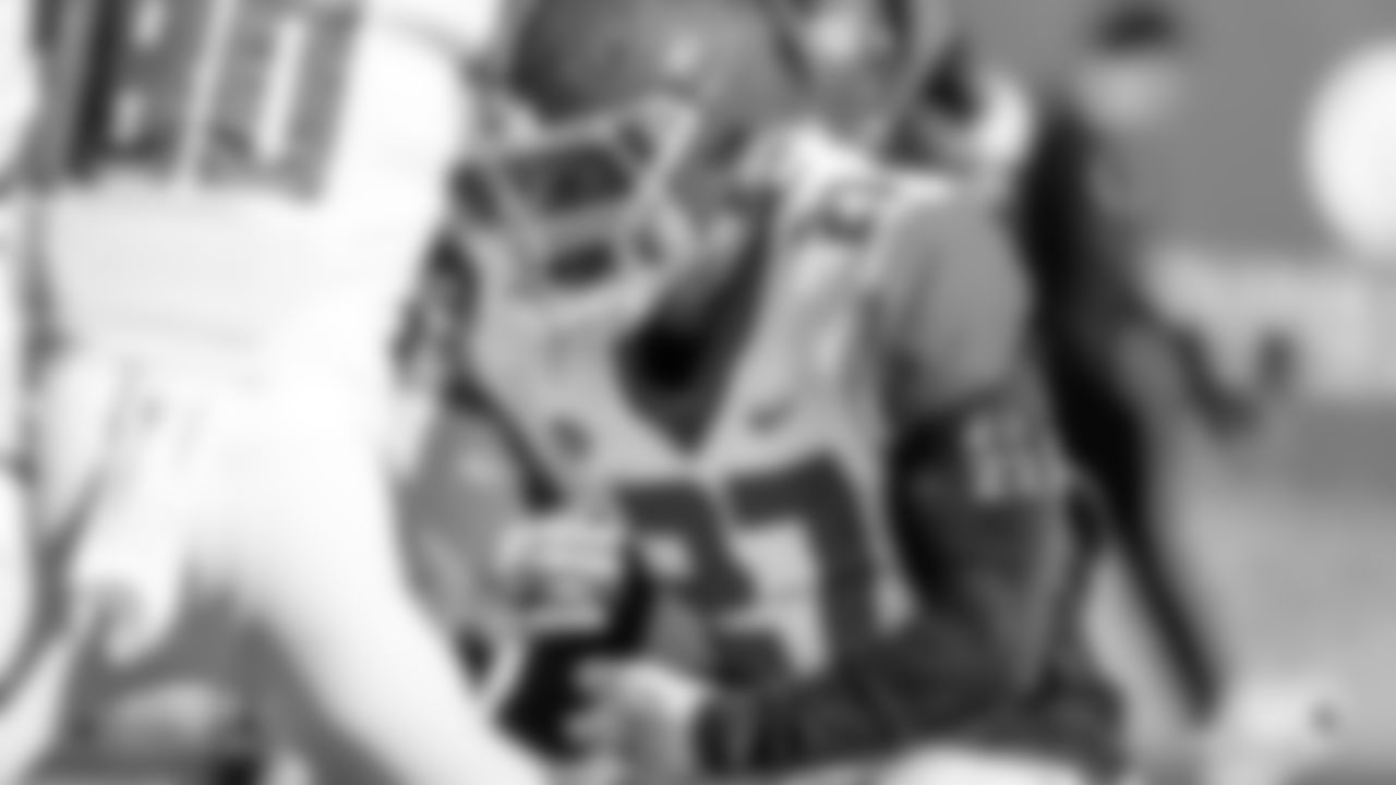 5. Dameon Pierce (RB – Florida)
There may not have been a player who improved their stock more than Pierce who was easily the most impressive tailback over the week of practices. Whether it was showing off in pass protection, or making the right cut for a big gain, the former Gator wowed scouts and media with his diverse skillset. Now he may find his name towards the top of the running back list.