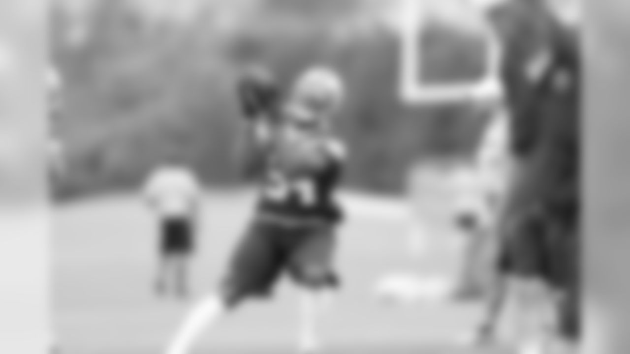 LB Bruce Carter catches the ball during drills.